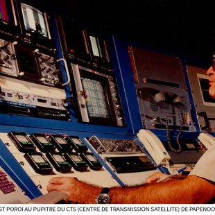 Le-technicien-Ernest-Poroi-au-pupitre-du-CTS-Centre-de-Transmission-Satellite-de-Papenoo-dans-les-années-80.jpg