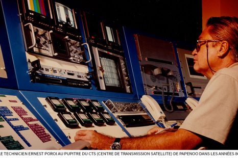 Le-technicien-Ernest-Poroi-au-pupitre-du-CTS-Centre-de-Transmission-Satellite-de-Papenoo-dans-les-années-80.jpg