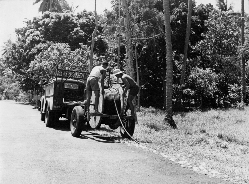 L'équipe du réseau télécom avec la dérouleuse de câble sur Taravao vers 1950