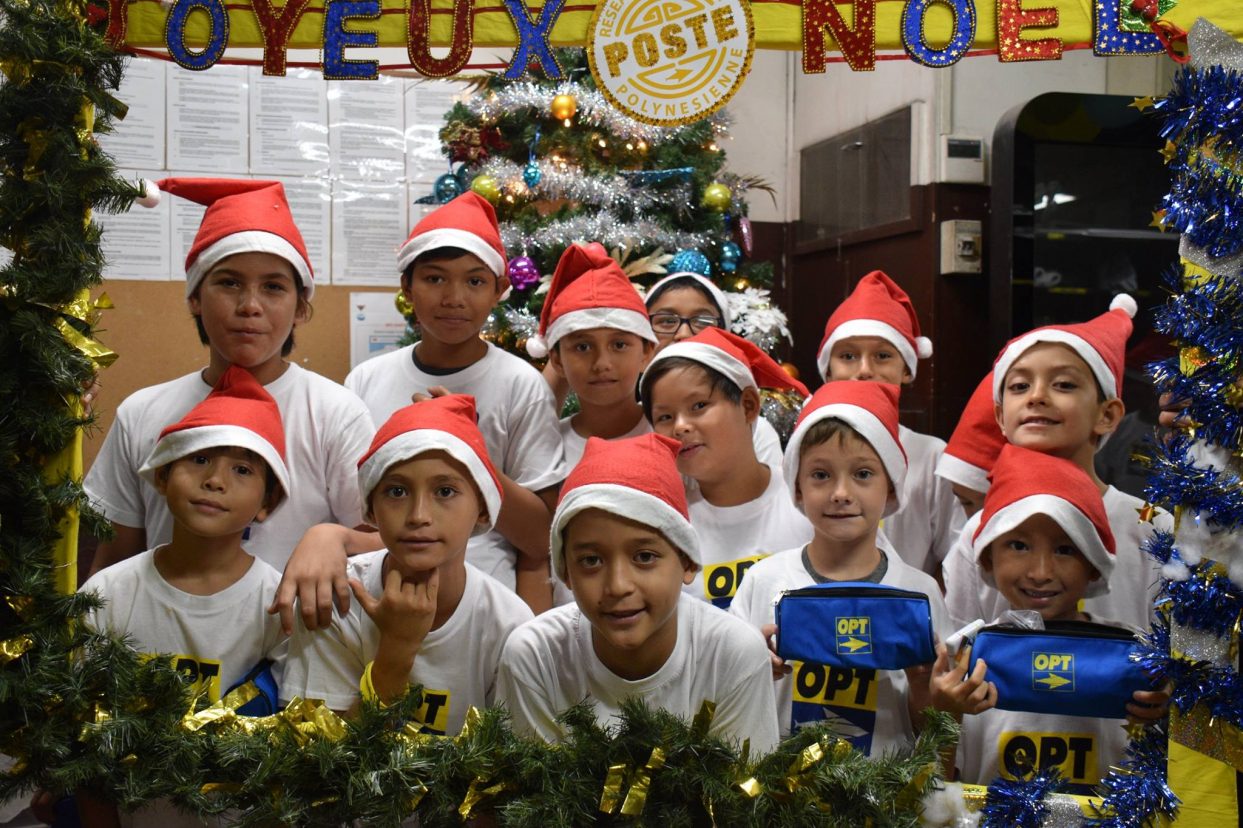 Une cinquantaine d’enfants du CLSH de Papeete ont visité le bureau de Poste Principal de Papeete.